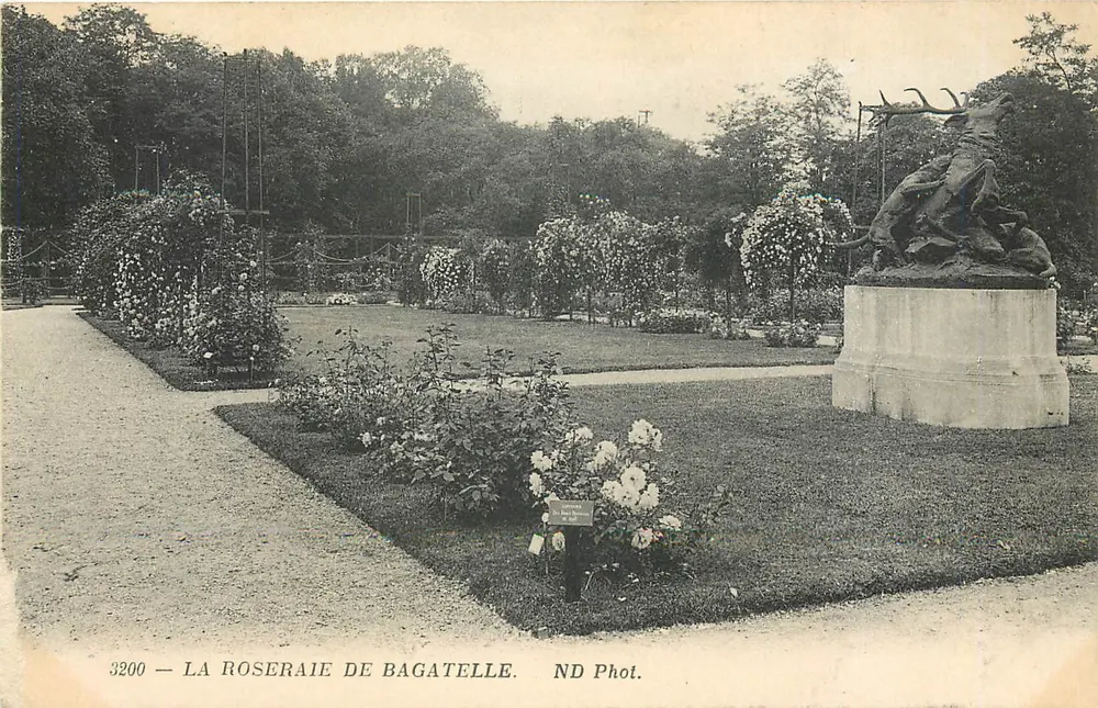 La Roseraie de Bagatelle — jardim com estátua de cervo — ND Fot. n° 3200 - Frente