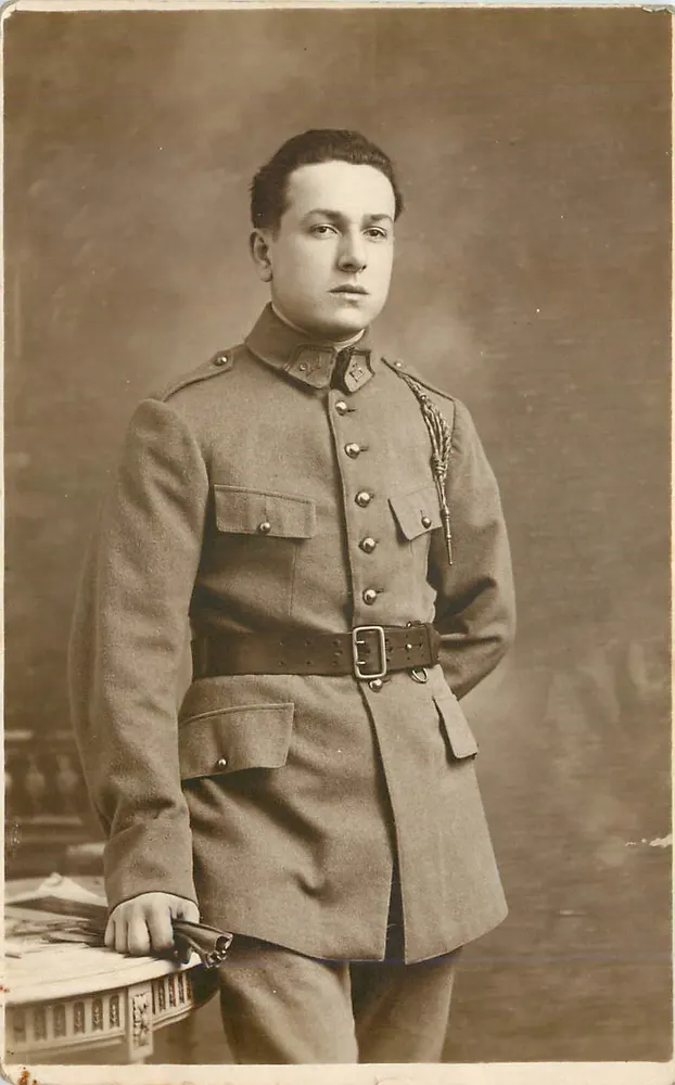 Soldat in Uniforme — Portraitstudio - Vorderseite