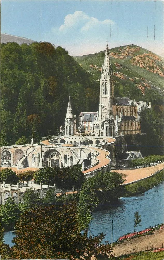 Lourdes — A Basílica e o Gave — Bilhete postal antigo n° 353, editor CAP - Frente