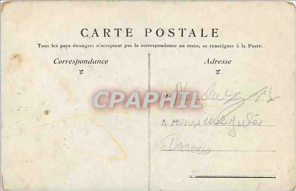 Paris - Ponto dos Campos-Élisées — vista da rua molhada com veículos — editor não visível - Verso