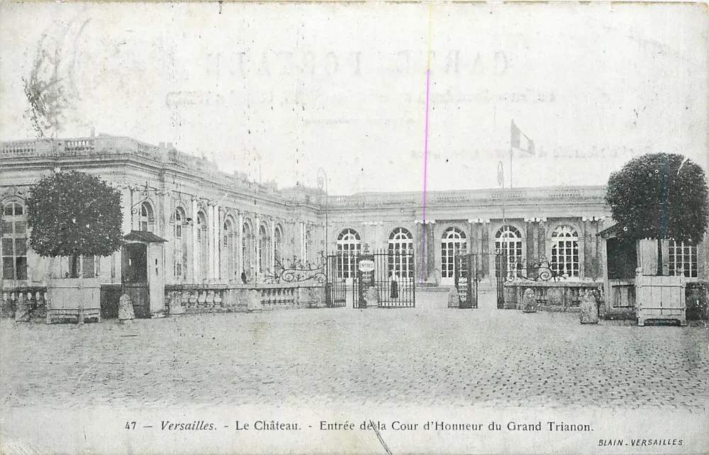 Versailles - Das Schloss - Eingang zur Cour d'Honneur des Grand Trianon - Vorderseite