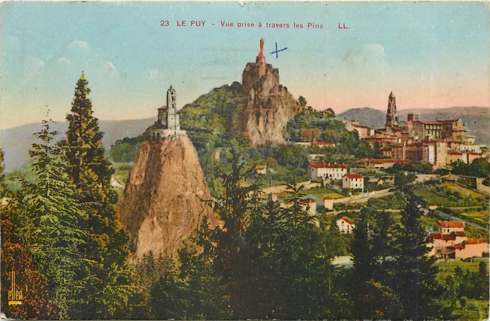 Le Puy - Vue prise à travers les Pins — LL. — Éditeur LL. - Recto