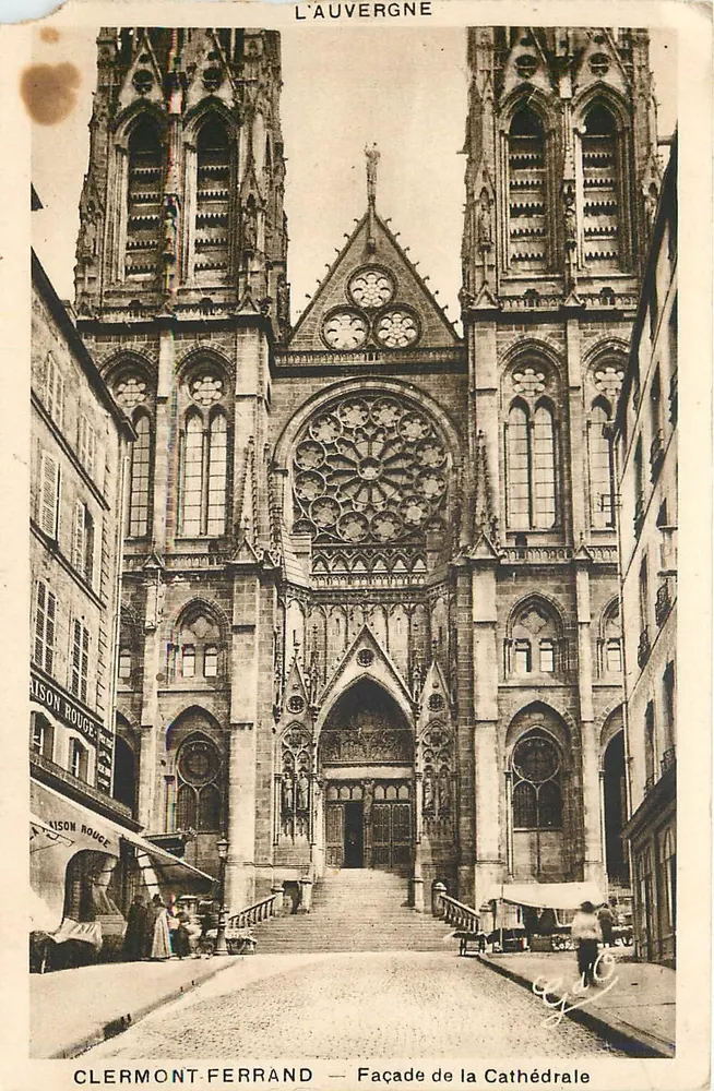 Clermont-Ferrand — Fachada da Catedral — A Auvergne - Frente