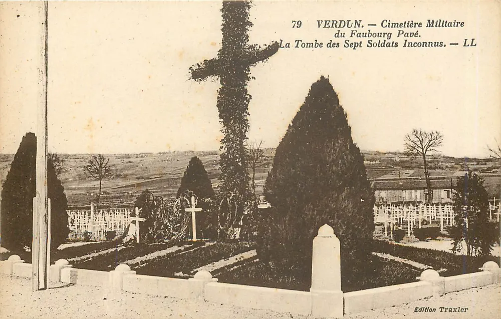 Verdun — Cimetière Militaire du Faubourg Pavé — La Tombe des Sept Soldats Inconnus — Edition Traxler - Recto