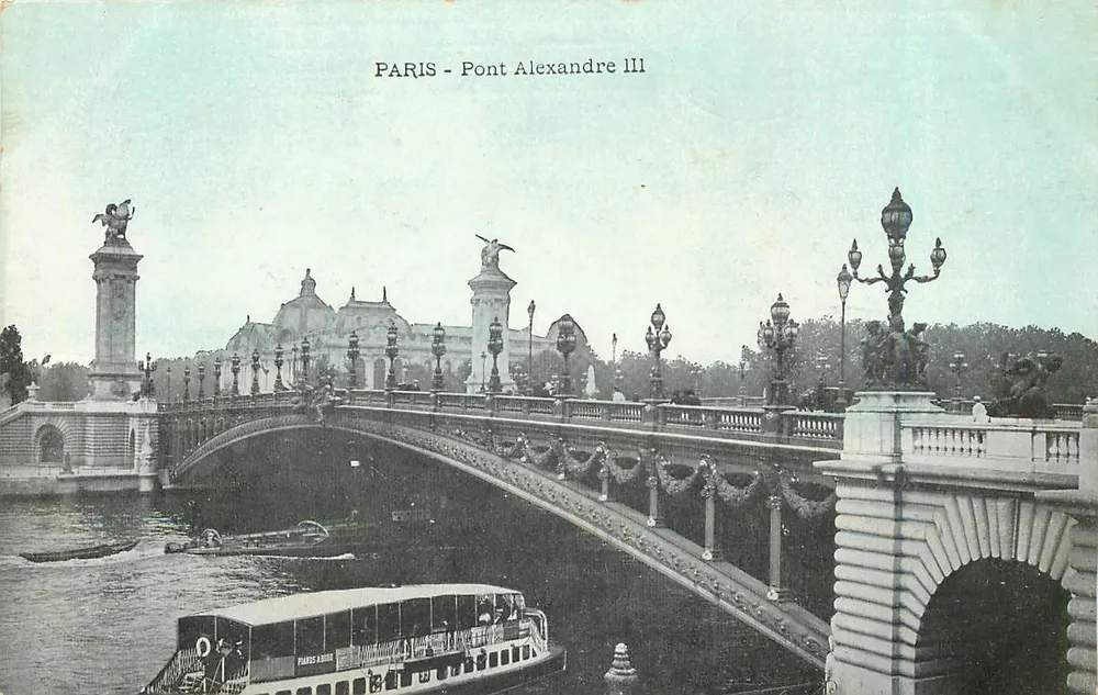 Paris - Ponte Alexandre III — vista do ponte ornado com estátuas e lanternas, com barco na Seine - Frente