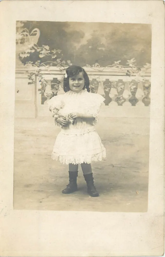 Menina pequena em vestido bordado — estúdio — P. de VALY, 9e, boulevard Sébastopol, Paris - Frente