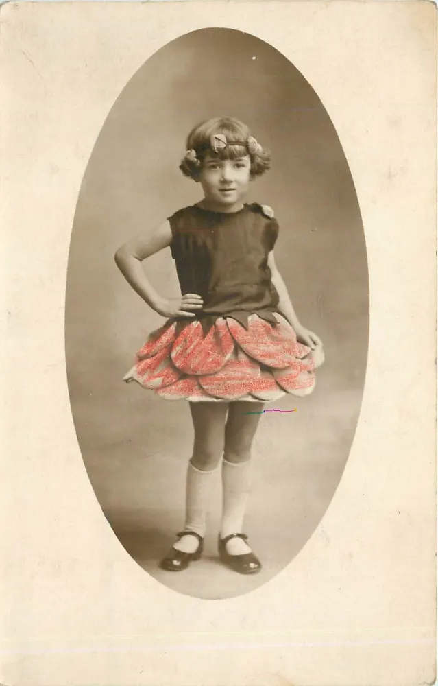Menina pequena com vestido de volantes — editor V310 - Frente