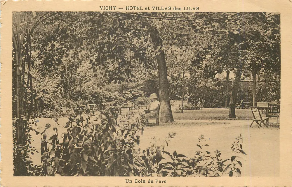 Vichy — Hotel und Villas des Lilas — Ein Eckbereich des Parks - Vorderseite