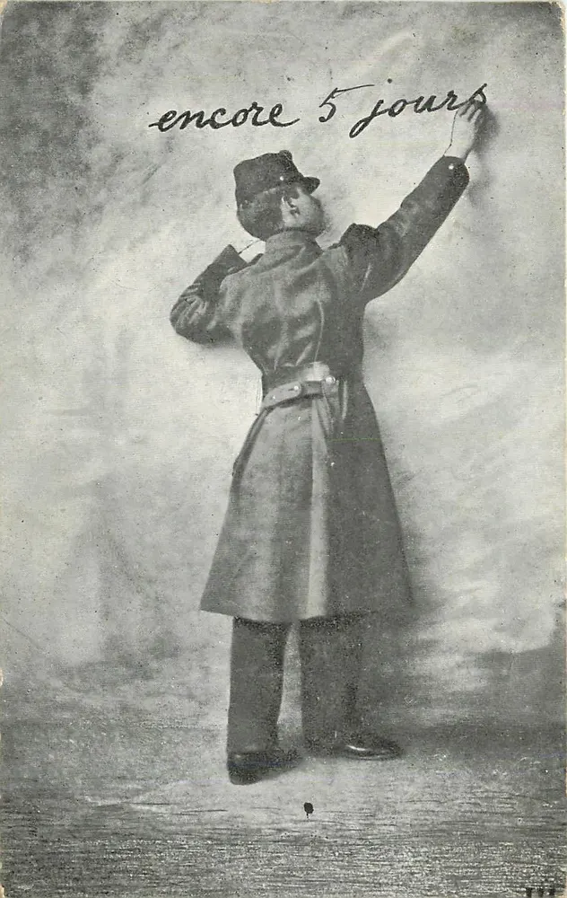 Soldado escrevendo 'ainda 5 dias' — carta postal de guerra — editor não identificado - Frente