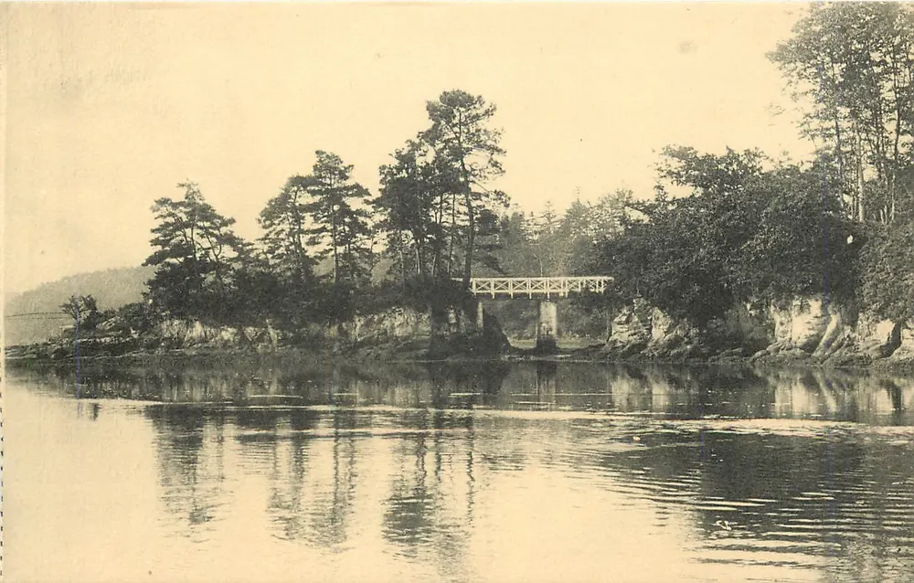 La Pointe des Trois Tourtes à Kerbarnès — Rivière de Quimper — Collection Vitrine Quimper - Recto