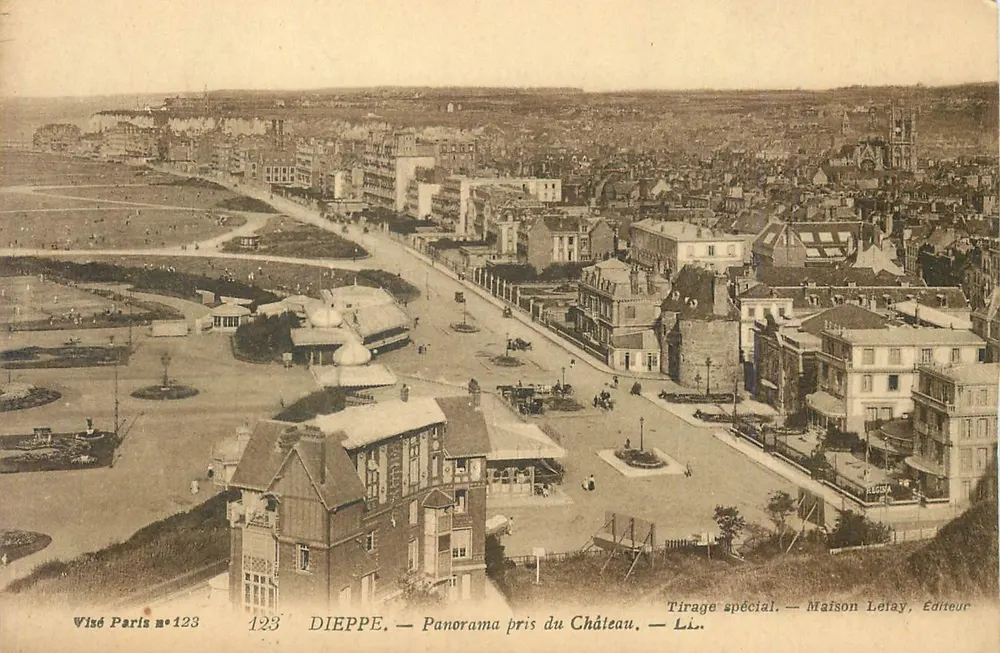 Dieppe — Panorama tirado do Castelo — Tiragem especial — Maison Lefay, Editor - Frente