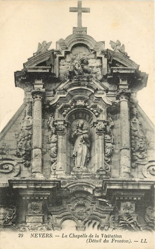 Nevers — A Capela da Visitação (Detalhe do Frontão) — LL - Frente