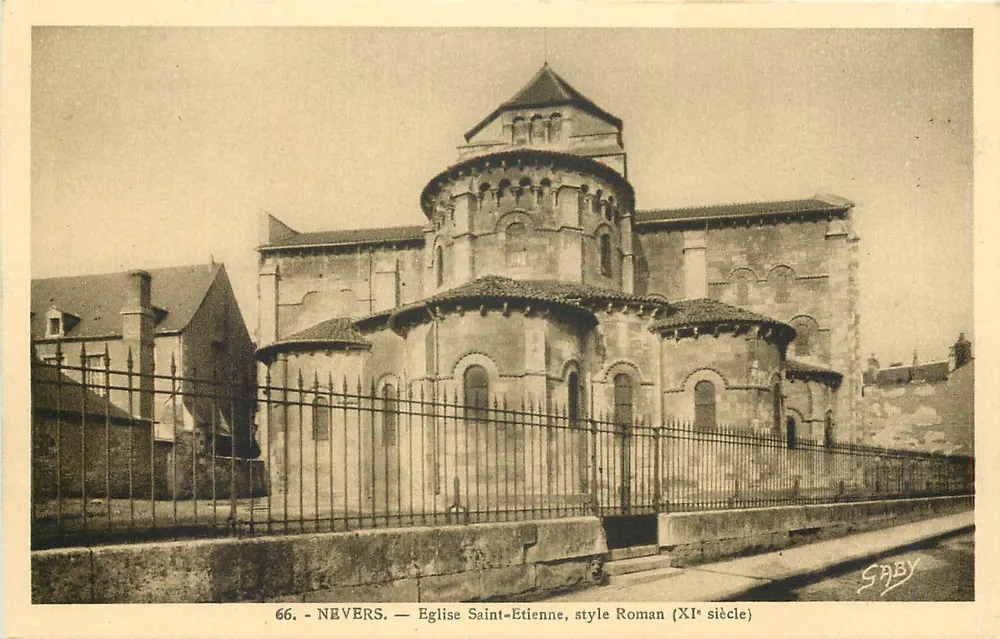 Nevers — Igreja de São Etienne, estilo romano (século XI) - Frente