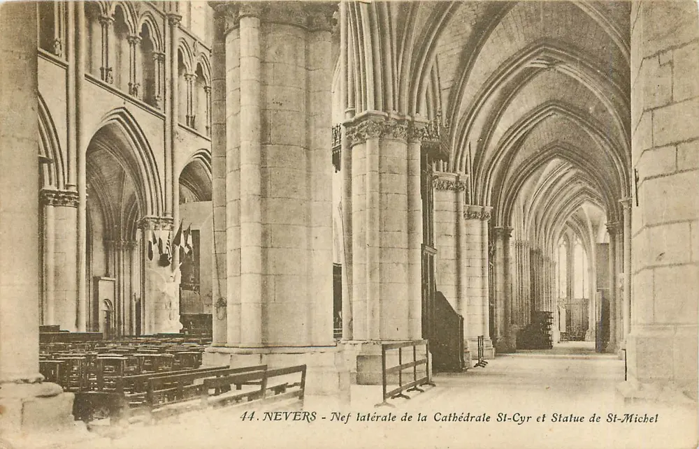 Nevers - Seitenkrypta der Kathedrale Saint-Cyr und Statue des Heiligen Michael — Artaud et Nozais, Imp. Édil. Nantes - Vorderseite