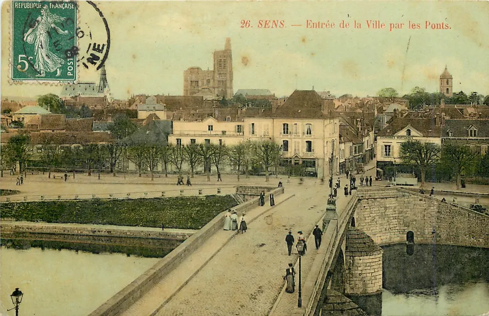 SENS — Entrada da Cidade pelos Pontes. — Editora: Éditions de la Poste, n° 26 - Frente