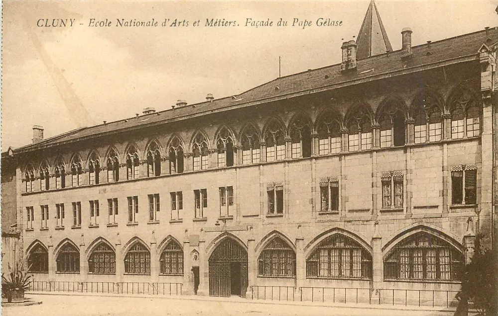 Cluny — École Nationale d'Arts et Métiers. Fassade des Papst Gelasius - Vorderseite