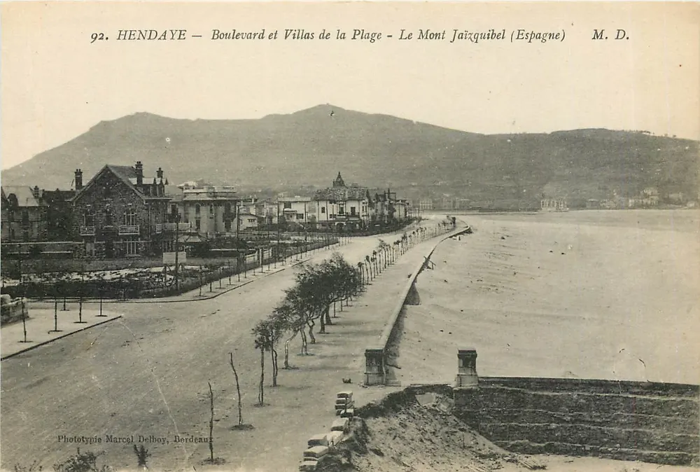 Hendaye — Boulevarde und Villen am Strand — Berg Jaïzquibel (Spanien) — Phototypie von Marcel Delbouy, Bordeaux - Vorderseite