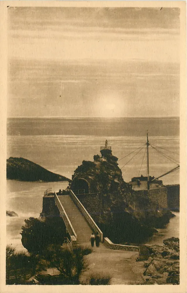 Biarritz — Coucher de soleil au Rocher de la Vierge — Éditeur Jordeaux - Recto