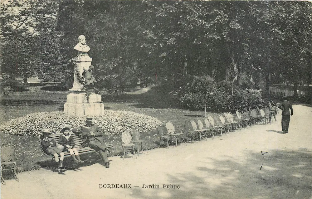 Bordeaux — Jardim Público — Busto em um parque com visitantes - Frente