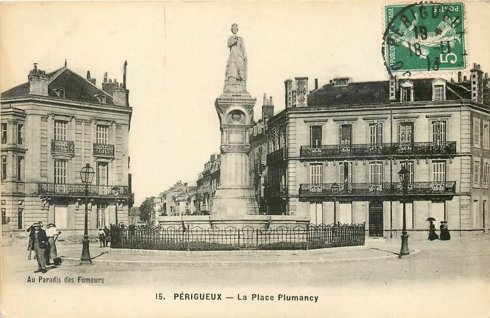 Périgueux — A Praça Plumancy — No Paraíso dos Fumantes - Frente