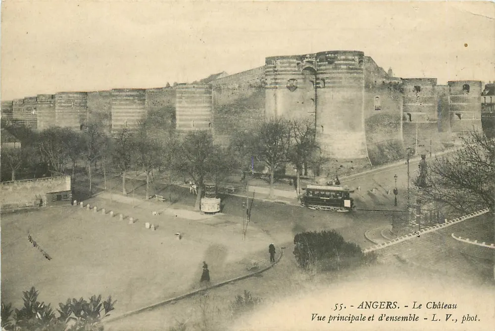 Angers - O Castelo - Vista principal e geral - L. V., fot. - Frente