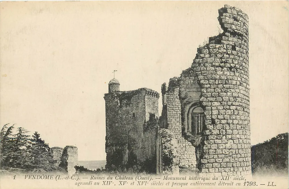 Vendôme (L.-et-C.) — Ruínas do Castelo (Oeste) — Monumento histórico do século XII, ampliado nos séculos XIV, XV e XVI, quase totalmente destruído em 1793 — LL. - Frente