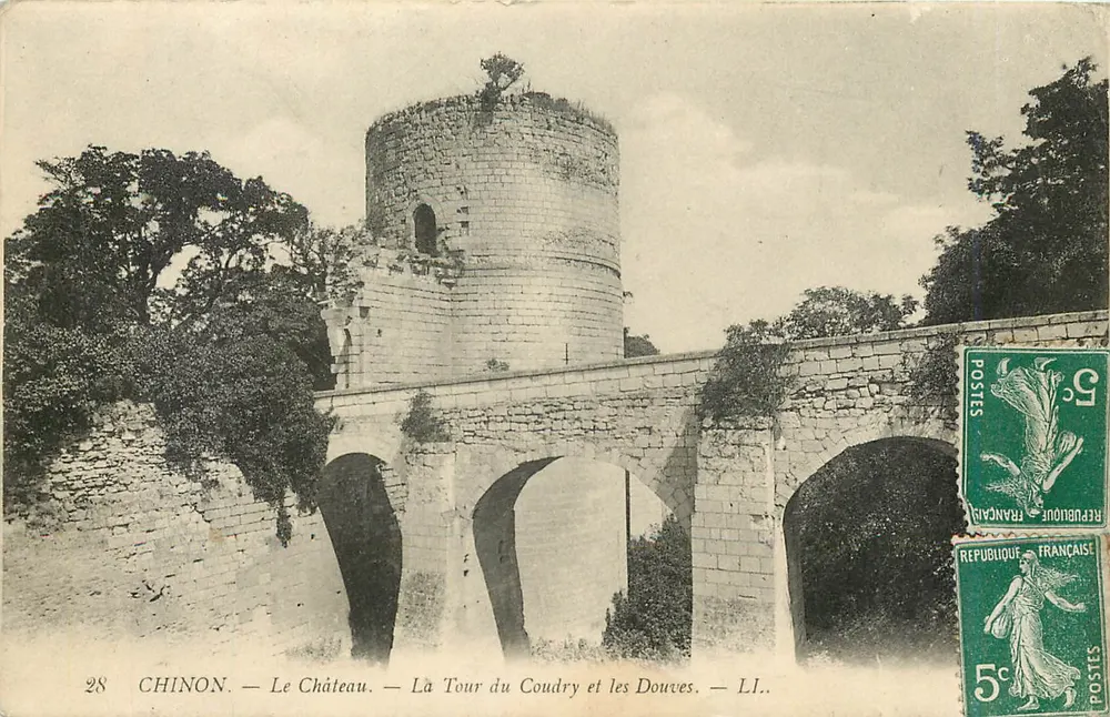 Chinon — O Castelo — A Torre do Coudry e os Baluartes — LI.. - Frente