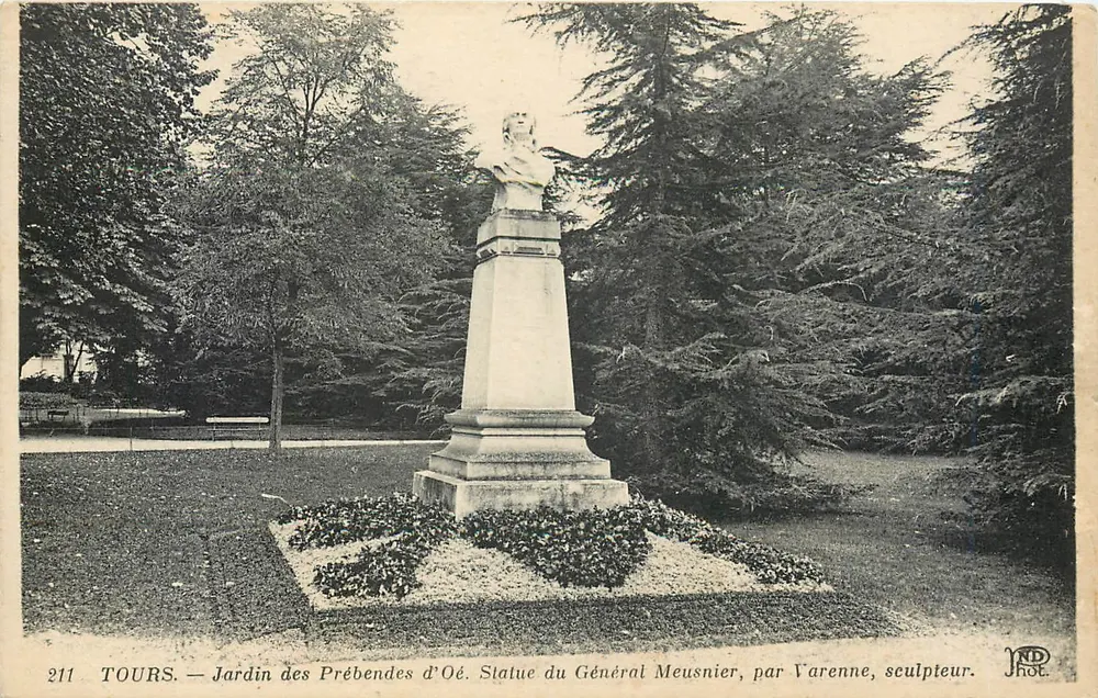 Tours — Jardim das Prébendas d'Oré. Estátua do Geral Meusnier, por Varenne, escultor. - Frente