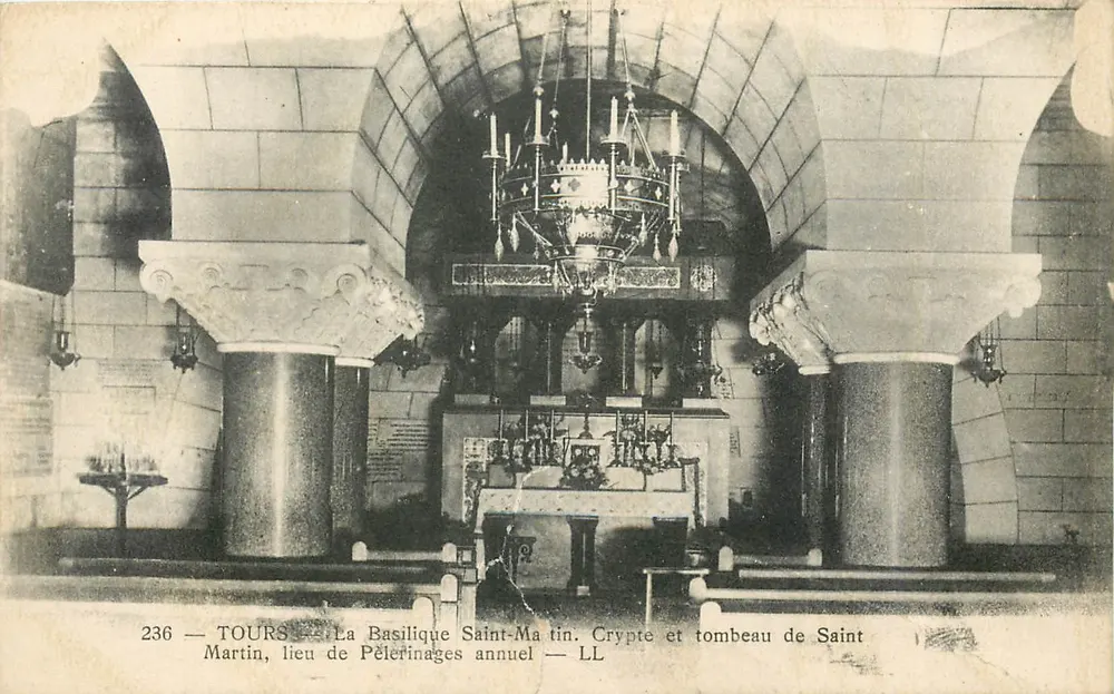 Tours — A Basílica de São Martinho. Cripta e túmulo de São Martinho, local de peregrinações anuais — LL - Frente