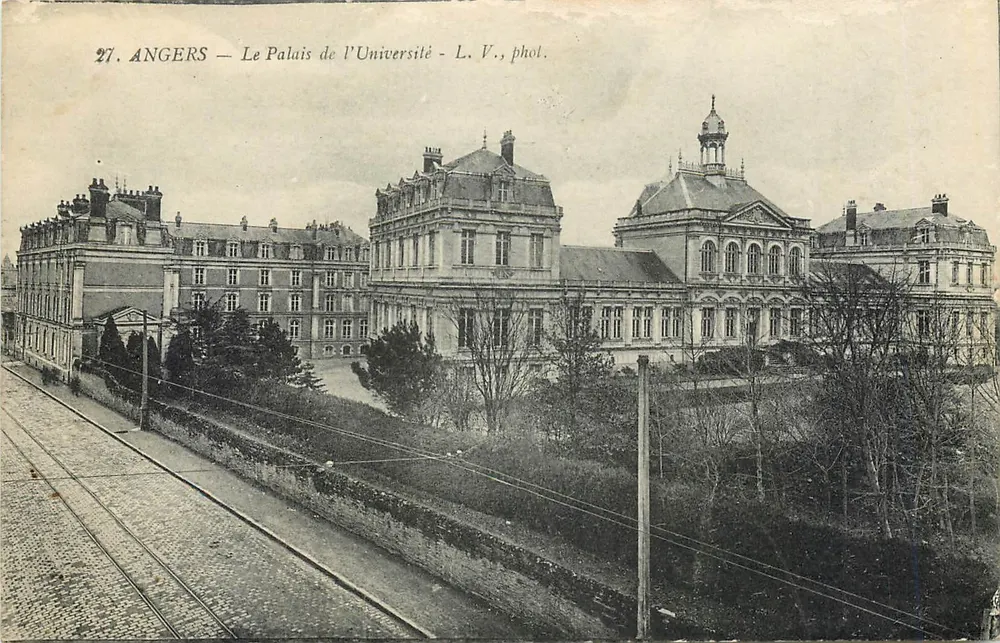 Angers — O Palácio da Universidade — L. V., fot. - Frente