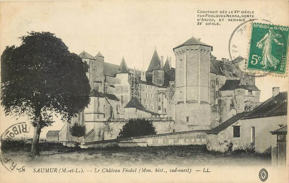 Saumur (M.-et-L.) — O Castelo Feudal (Mon. hist., sudoeste) — LL. - Frente