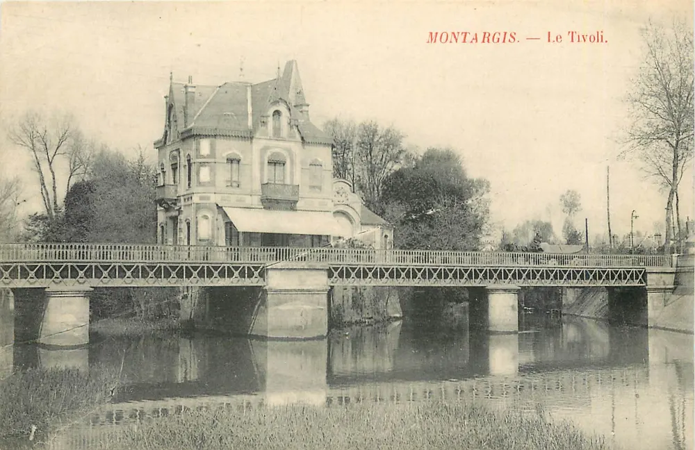 Montargis — Le Tivoli — Vista do edifício e do ponte sobre a Loire - Frente