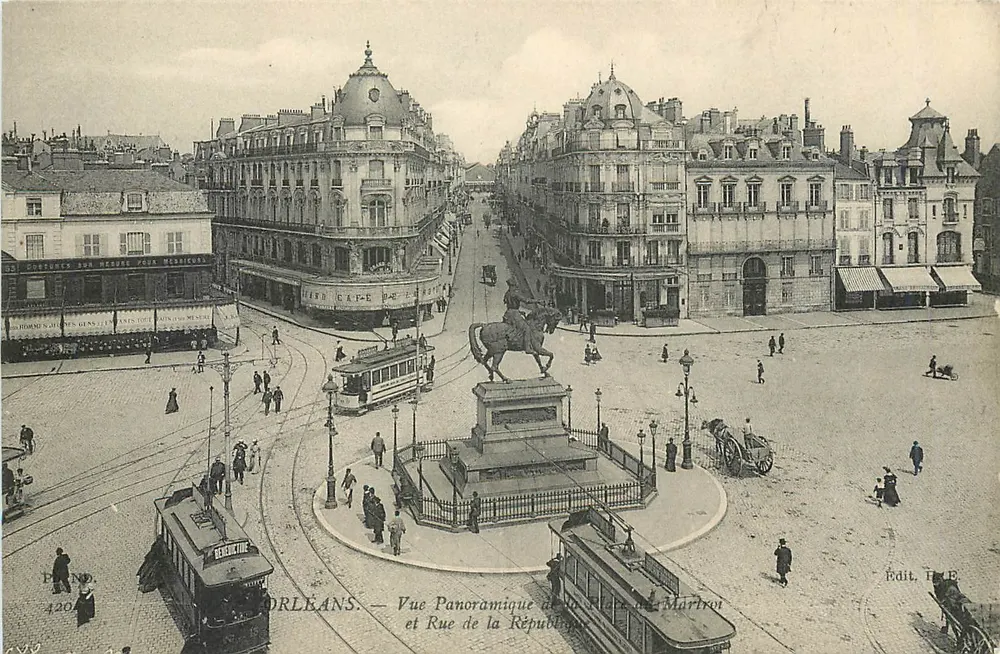 Orléans — Panoramische Ansicht der Place du Martroi und Rue de la République — Edit. T. E. - Vorderseite