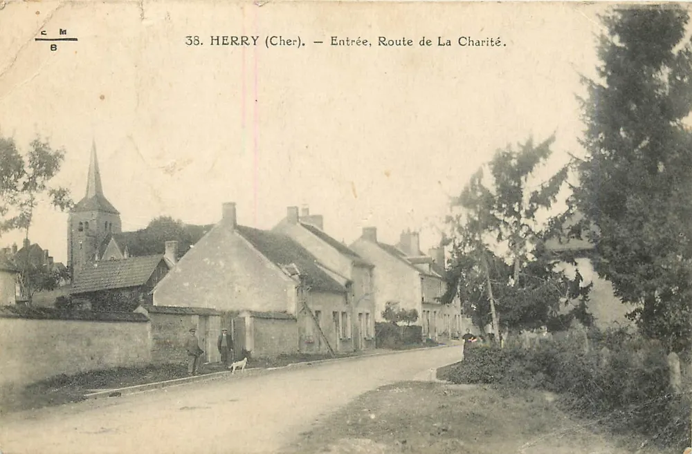 Herry (Cher) — Entrée, Route de La Charité. — Éditeur E. Marquaire, édit. Bourges, n° 38. - Frente