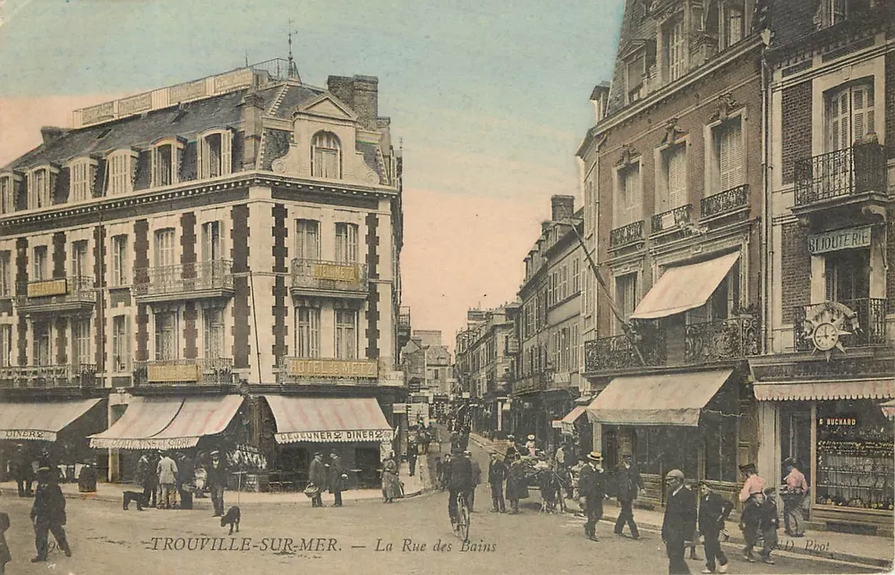 Trouville-sur-Mer — La Rue des Bains — Phot. Duchard - Recto