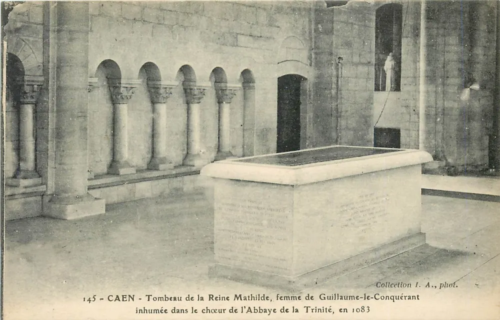 CAEN - Túmulo da Rainha Matilde, esposa de Guilherme o Conquistador — enterrada no coro da Abadia da Trindade, em 1083 — Coleção I. A., fot. - Frente