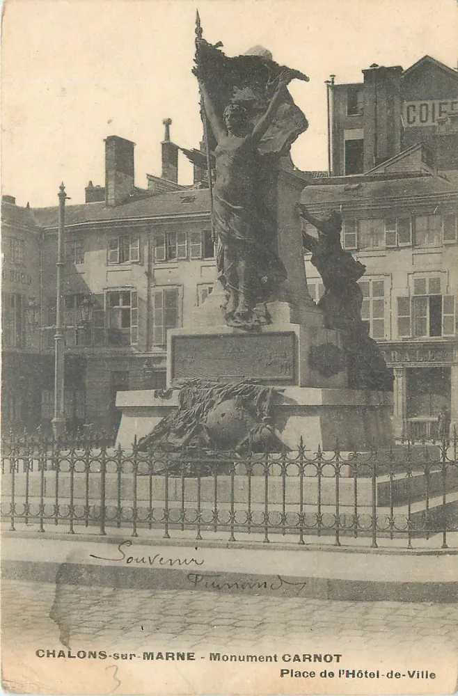 Chalons-sur-Marne — Monumento Carnot — Praça do Hotel de Ville - Frente