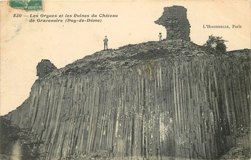 Die Orgues und die Ruinen des Schlosses Gravenoire (Puy-de-Dôme) — L'Hironnelle, Paris — Nr. 530 - Vorderseite