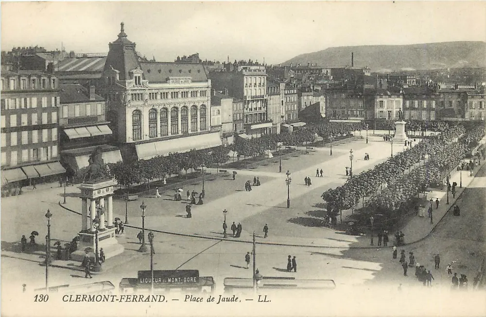 Clermont-Ferrand — Praça de Jaude — Liqueur Mont-Dore - Frente