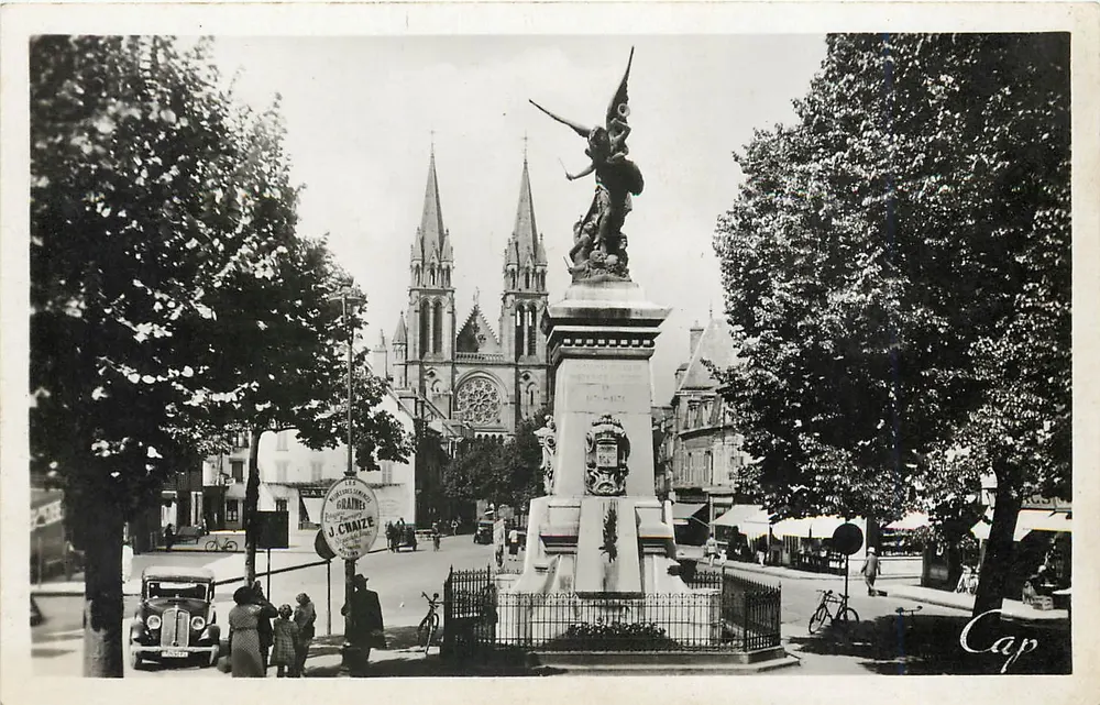 Moulins — Le Sacré-Cœur et la Place d'Allier — éditeur J. Chaize, n° 152 - Recto