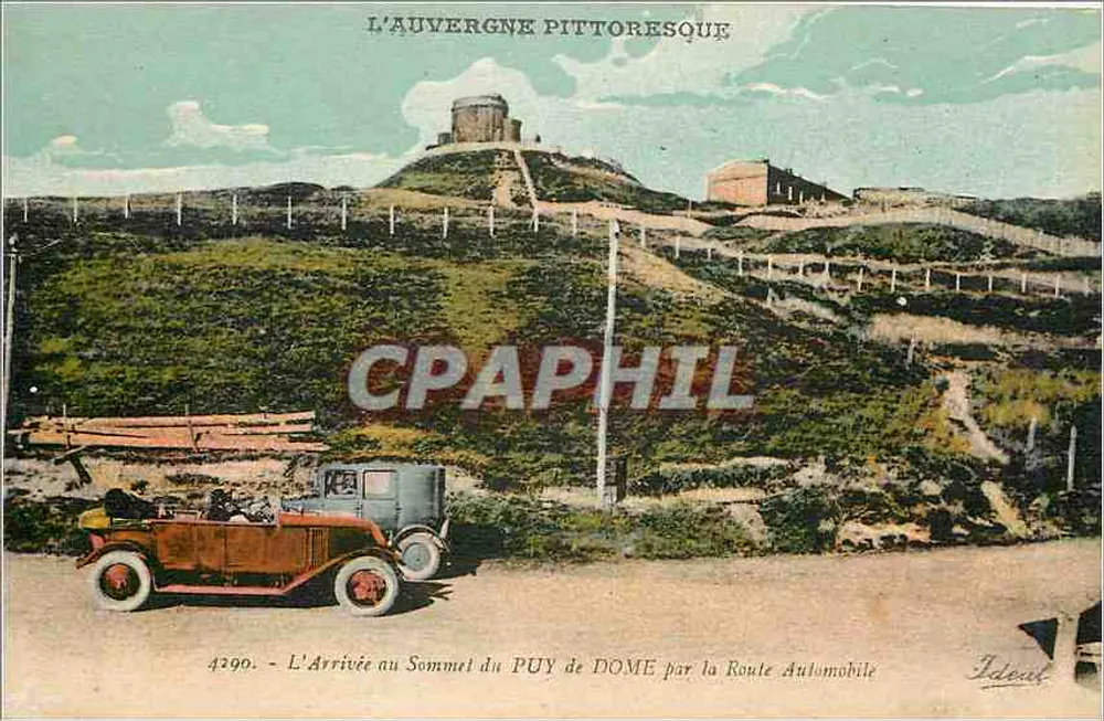 Ankunft am Gipfel des PUY DE DOME über die Automobilstraße — Die malerische Auvergne — Ideuil - Vorderseite