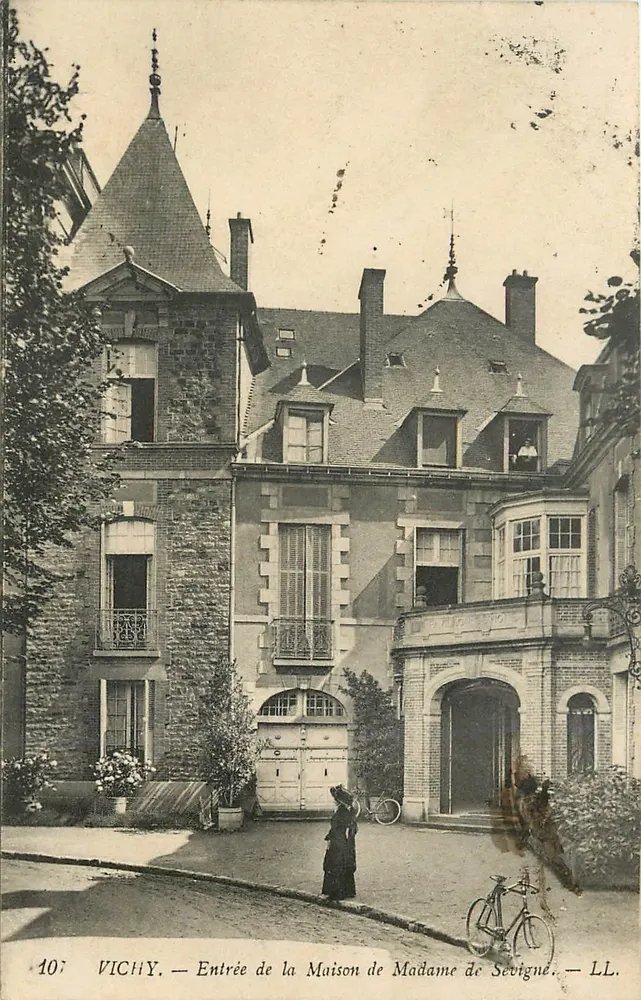 Vichy — Entrée de la Maison de Madame de Sévigné — LL. - Recto