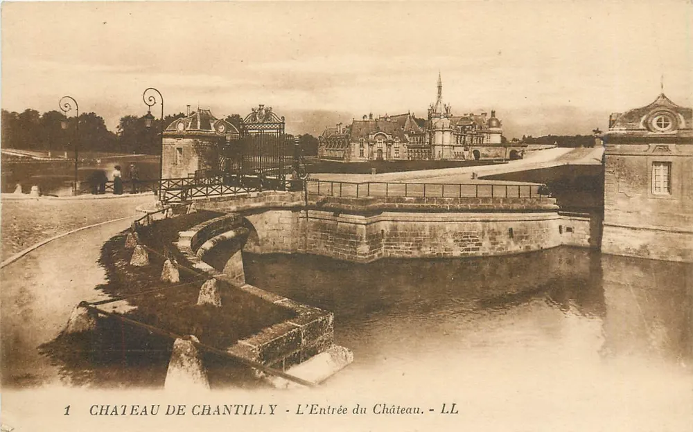 Castelo de Chantilly — A Entrada do Castelo — LL - Frente