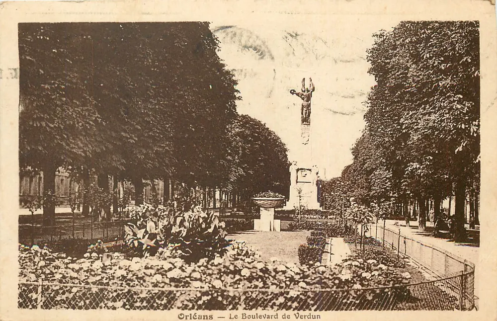 Orléans — O Boulevard de Verdun — Monumento aos Mortos - Frente