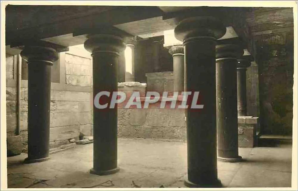 एक प्राचीन मंदिर के अंदर — प्रासाद और पत्थर के दीवार — प्रकाशक जेन्नूट - आगे