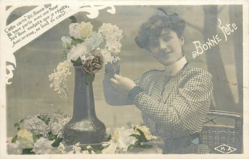 Femme arrangeant des fleurs — Bonne fête — M.A. - Recto