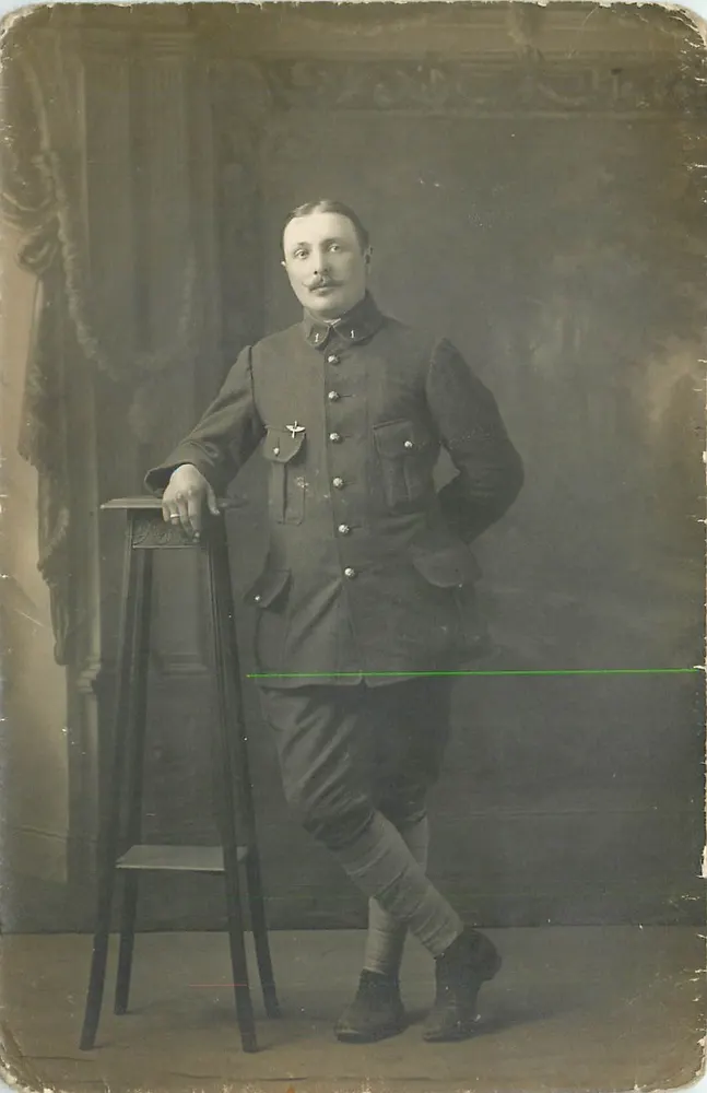 Soldado em uniforme — estúdio — editor desconhecido, número de série não visível - Frente