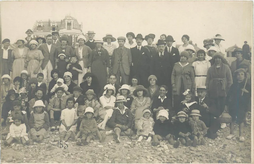 Grupo familiar na praia — diante de um edifício com teto em cúpula — n° 155 - Frente
