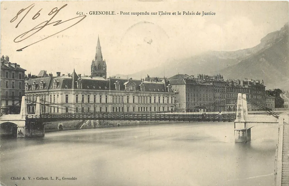 Grenoble - Pont suspendu sur l'Isère et le Palais de Justice — Cliché A. V., Collect. L. P., Grenoble - Recto