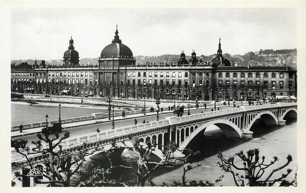 Lyon - Pont Wilson et l'Hôtel-Dieu — éditeur REAL-PHONO, n° 46 - Recto